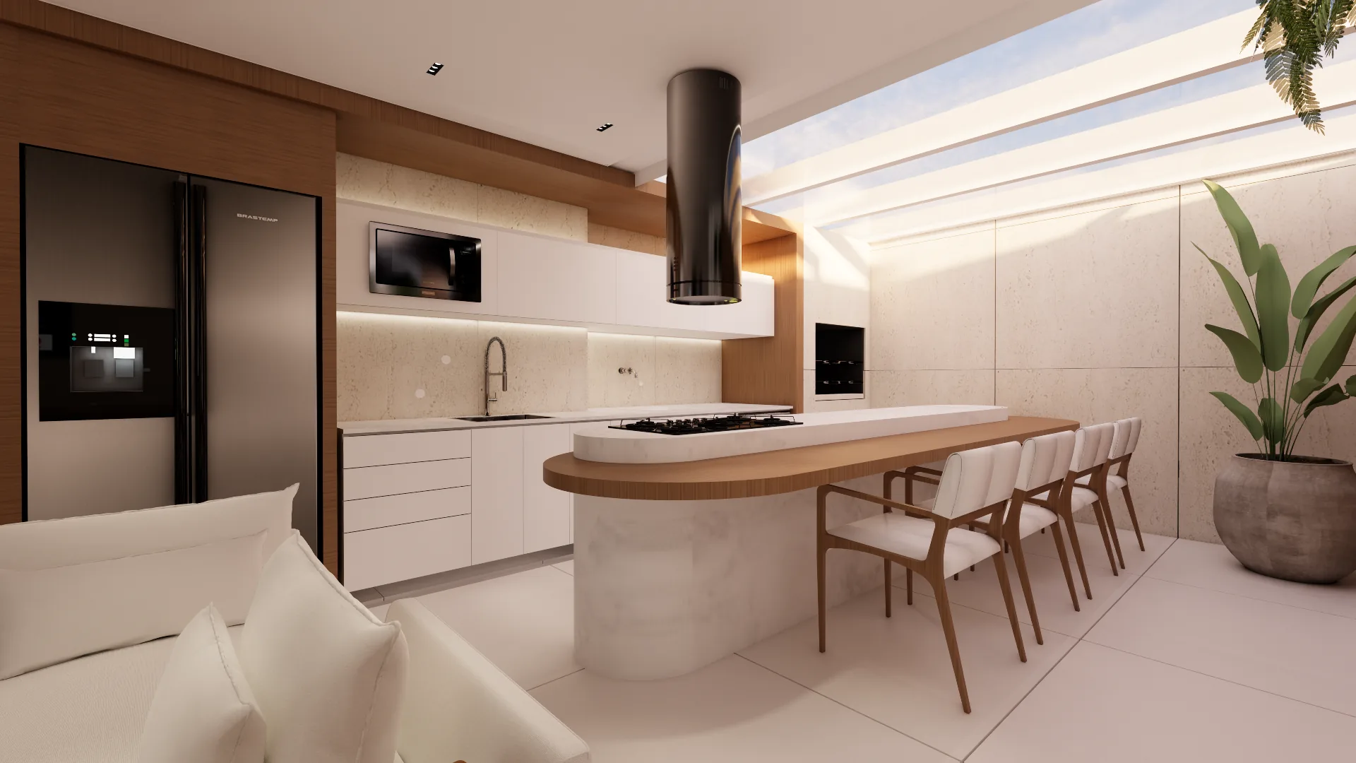 Cozinha com ilha oval em pedra clara e madeira, cooktop, coifa cilíndrica preta, cadeiras de madeira, cobertura de vidro e planta ao lado da parede em travertino.